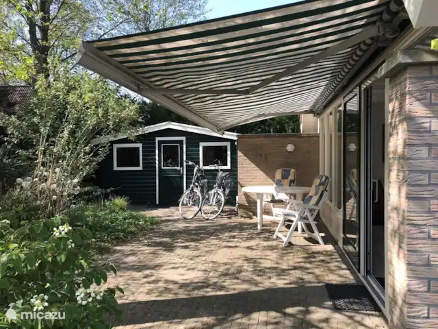 De tuin heeft meerdere terrassen zodat u zowel in de zon als in de schaduw kunt zitten
